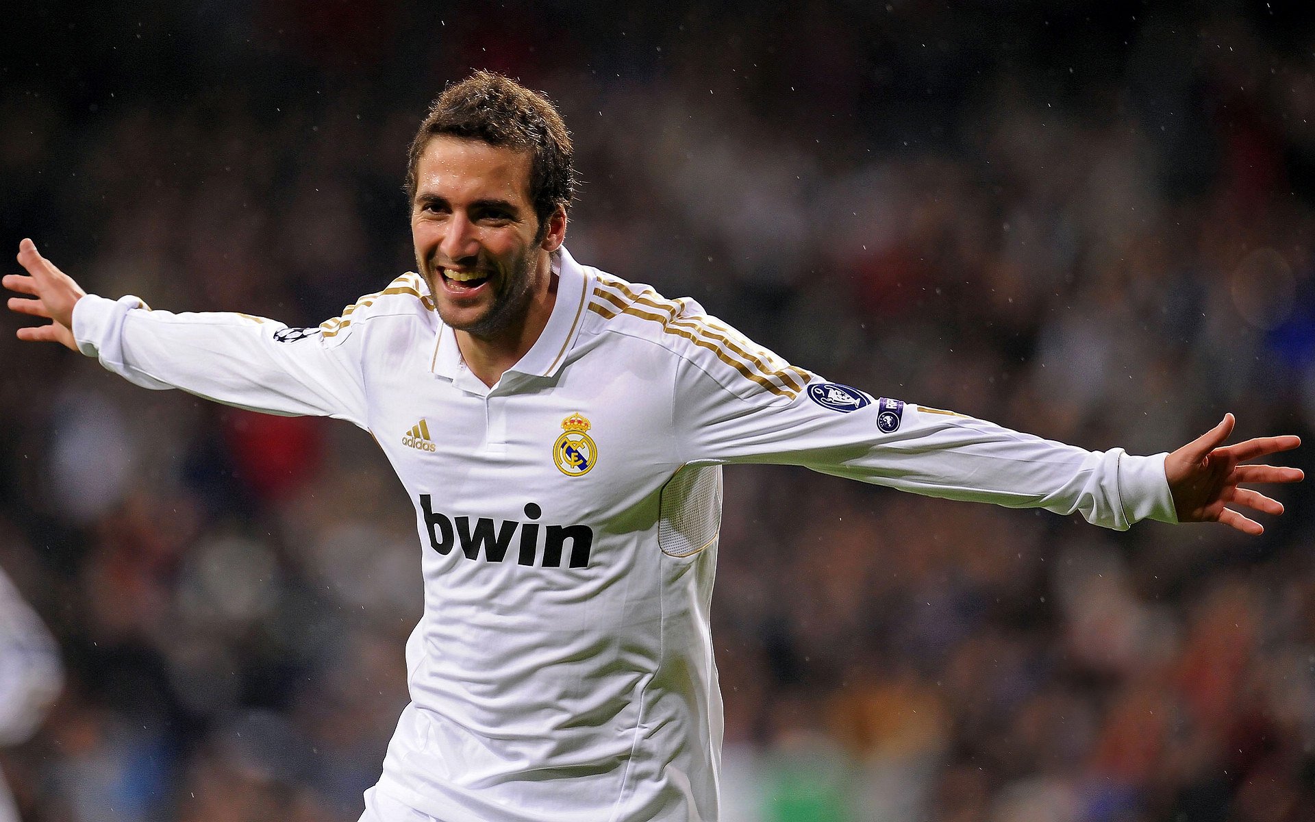 九游娱乐网站体验棒-博卡青年门将高接低挡，力保球门，博卡青年2020主场球衣